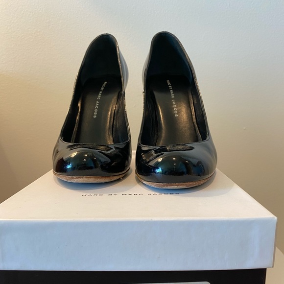 Marc by Marc Jacobs Black Patent pumps sz 38 - Picture 3 of 6